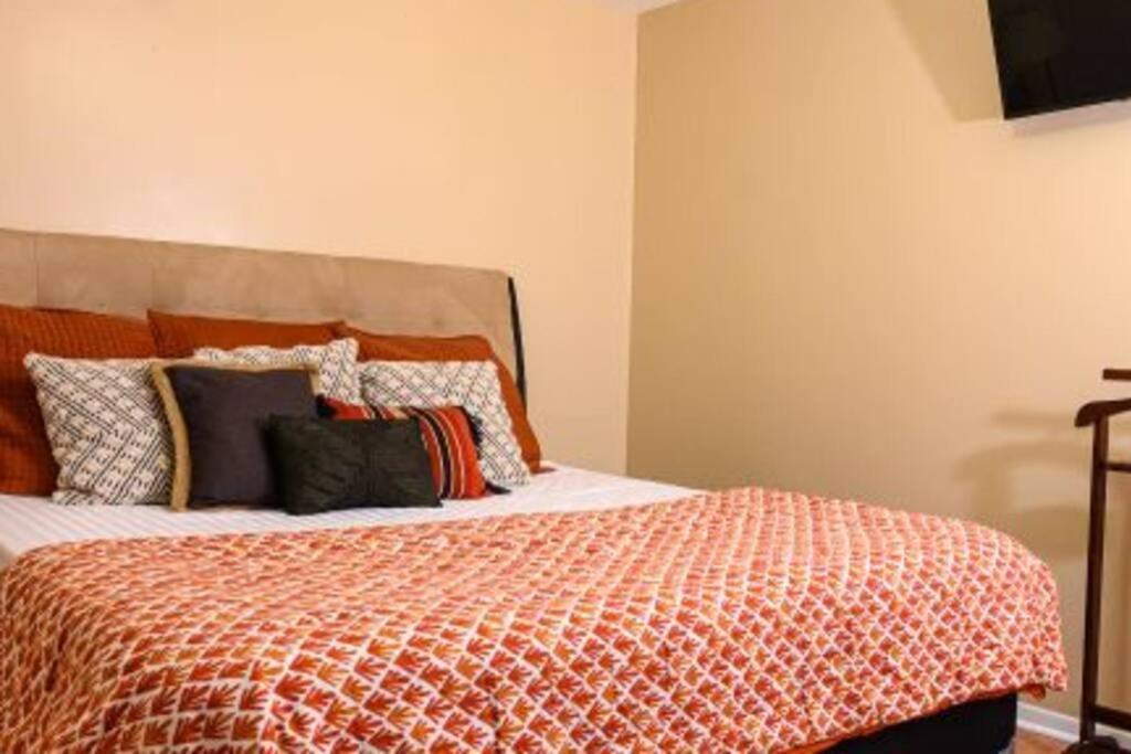 Great 2 Bedroom Condo,Free Parking,Easy Commute. Irvington Εξωτερικό φωτογραφία